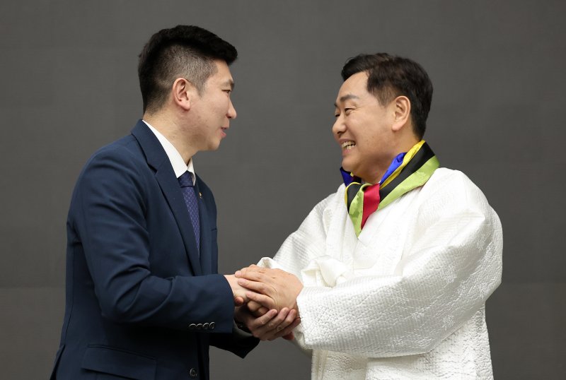 김관영 전라북도도지사가 28일 서울 송파구 올림픽파크텔에서 열린 대한체육회 대의원총회에서 2036년 하계올림픽대회 유치 후보 도시에 전라북도가 선정된 후 유승민 대한체육회장과 악수하고 있다. 2025.2.28/뉴스1 ⓒ News1 김성진 기자