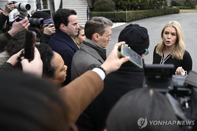 기자들 질문에 답하는 미 백악관 대변인 캐롤라인 레빗 (출처=연합뉴스)