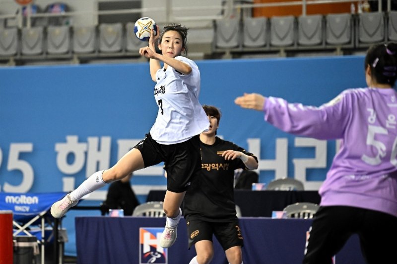 28일 대구시청과 경기에서 슛을 던지는 삼척시청 신은주 (출처=연합뉴스)