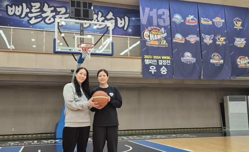미야사카 모모나와 스나가와 나츠키 (출처=연합뉴스)