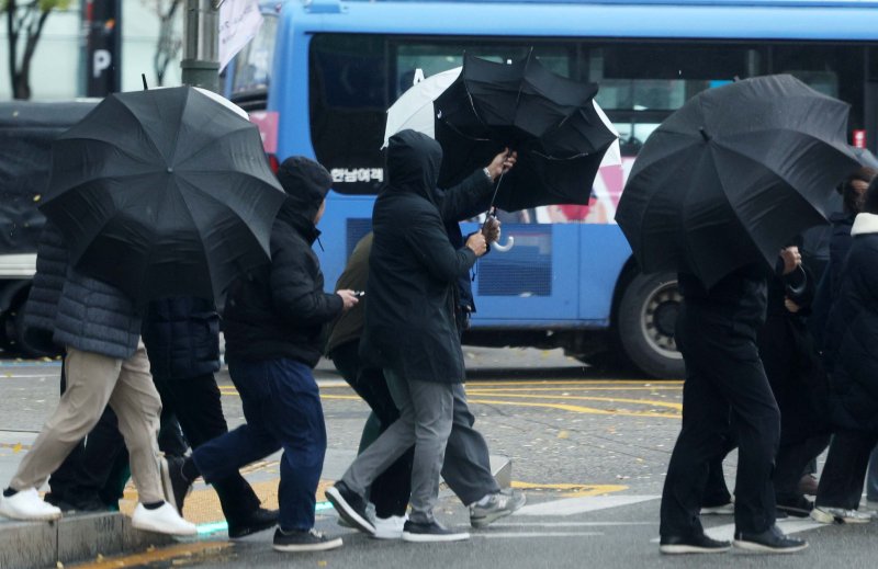 [젠 토토=뉴시스] 고범준 기자 = 비가 내리고 찬 바람이 불고 있는 26일 젠 토토 중구의 한 거리에서 시민들이 우산을 쓰고 지나가고 있다. 2024.11.26. bjko@newsis.com