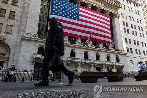 뉴욕증권거래소 앞을 지나는 행인 (출처=연합뉴스)