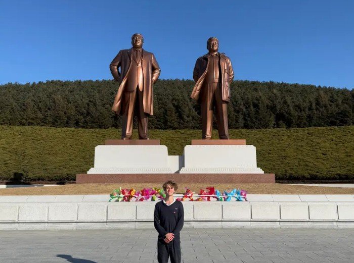 [서울=뉴스포츠 토토] 김일성·김정일 동상에서 사진을 찍은 루카 페르트멩게스. (출처=비즈니스인사이더) 2025.02.28. photo@newsis.com *재판매 및 DB 금지