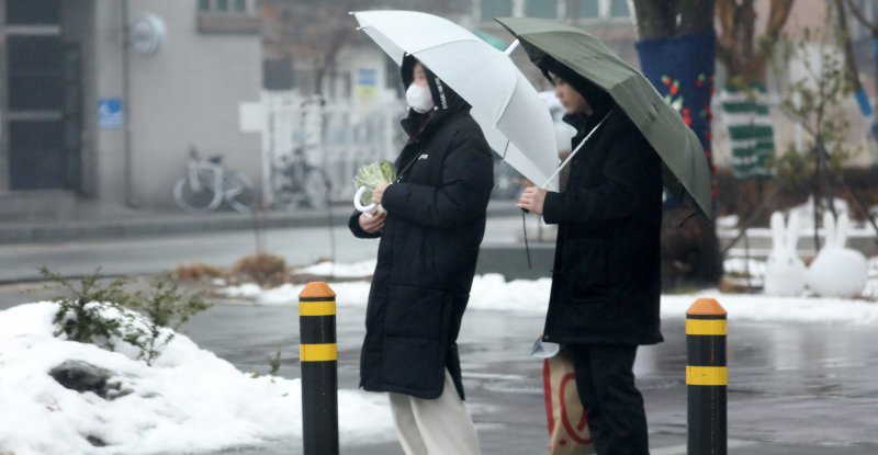 우산을 쓴 시민들이 발걸음을 재촉하고 있다. (사진은 기사 내용과 무관함) / 보스 토토1 ⓒ News1