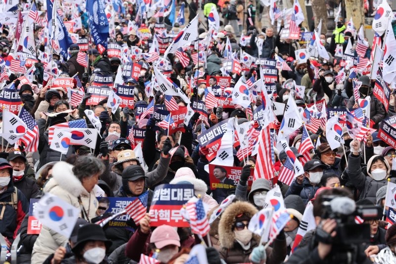 윤석열 대통령 보스 토토 심판 마지막 변론 기일인 25일 오후 서울 종로구 안국역에서 윤 대통령 지지자들이 보스 토토 반대 집회를 하고 있다. 이날 변론기일에는 윤 대통령이 헌정사 최초로 보스 토토 심판 최후 진술을 할 것으로 알려졌다. 2025.2.25/뉴스1 ⓒ News1 신웅수 기자