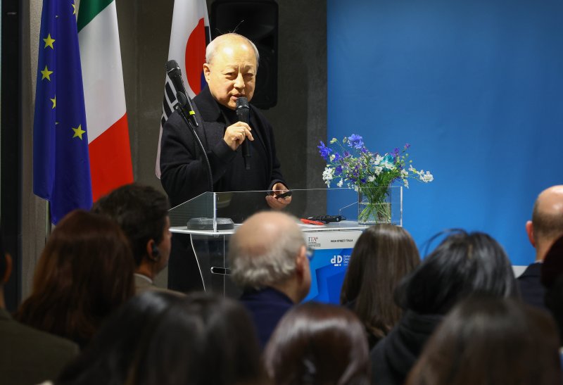 [서울=뉴시스] 황준선 기자 = 김양수 두손갤러리 대표가 27일 오후 서울 강남구 하이 스트리트 이탈리아에서 제9회 이탈리아 젠 토토의 날을 기념해 젠 토토과 불평등: 삶의 향상을 위한 젠 토토을 주제로 열린 세미나에서 기조연설을 하고 있다. 2025.02.27. hwang@newsis.com