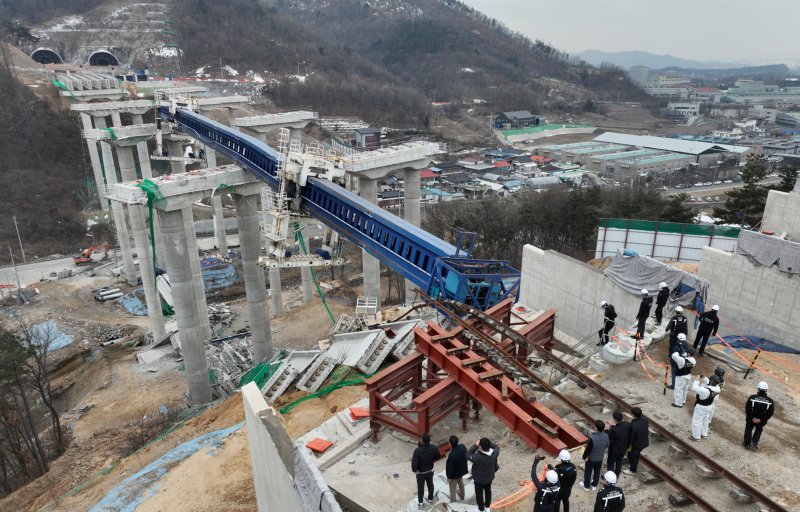 [안성=뉴시스] 김종택 기자 = 10명의 사상자가 발생한 경기도 안성시 서운면 산평리 '안성 고속도로 교각 붕괴' 현장에서 지난달 28일 경찰과 국과수, 산업안전공단 등 관계자들이 합동감식을 하고 있다. (공동취재) 2025.03.01. photo@newsis.com