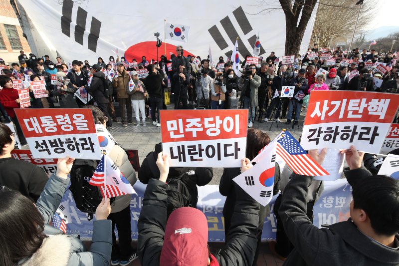 27일 오후 경북 경산시 영남대학교 정문 앞에서 자유민주주의를 수호하는 천마인들 주최로 '영남대 탄핵반대 시국선언'이 열리고 있다. 윤석열 대통령 탄핵을 반대하는 지지자들이 현장에서 함께 탄핵반대 구호를 외치고 있다. 2025.2.27/뉴스1 ⓒ News1 공정식 기자