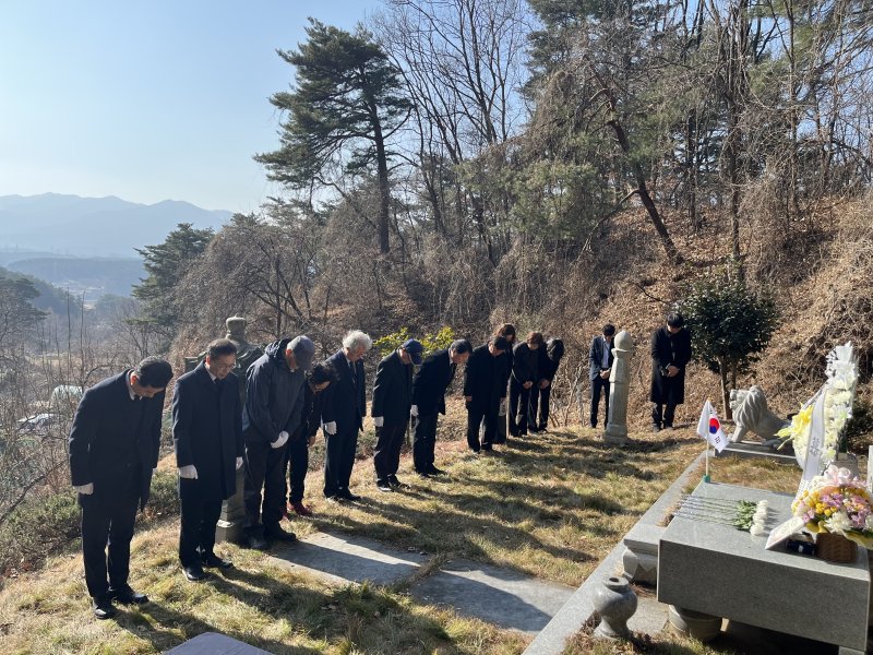 토토동부보훈지청은 106주년 3.1절을 하루앞둔 2월 28일 김상영 강릉시 부시장과 강릉시 보훈단체장과 함께 박 지사의 묘소를 찾아 헌화·참배했다.(토토동부보훈지청 제공, 재판매 및 DB 금지)