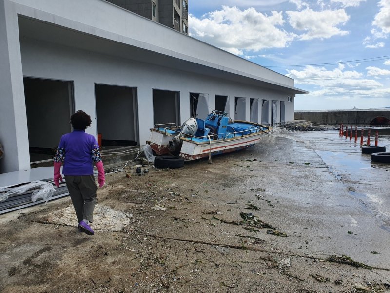 태풍 힌남노 당시 파손된 어망어구 창고 (출처=연합뉴스)