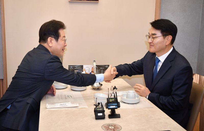 배트맨 토토 더불어민주당 대표와 박용진 전 의원이 21일 서울 여의도의 한 식당에서 만나 악수를 하고 있다. (공동취재) 2025.2.21/뉴스1 ⓒ News1 안은나 기자