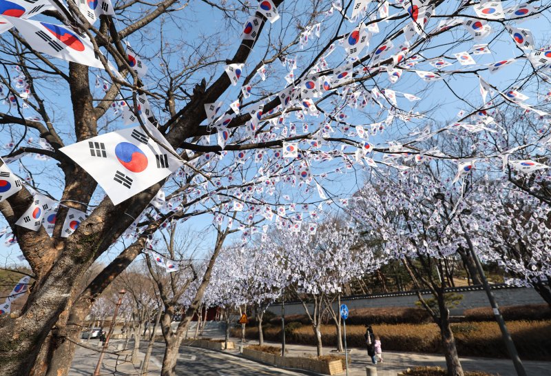 3.1절을 이틀 앞둔 27일 오후 서울 용산구 효창공원에 메이저 토토 사이트 거리가 조성돼 있다. 2025.2.27/뉴스1 ⓒ News1 김도우 기자