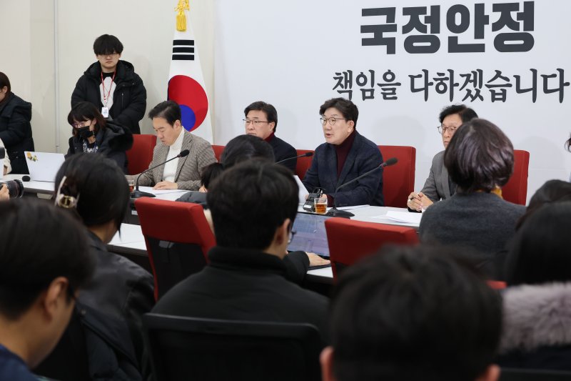 [서울=뉴시스] 권창회 기자 = 권성동 국민의힘 원내대표가 23일 오후 서울 여의도 사설 토토서 기자간담회를 열고 발언하고 있다. 2025.02.23. kch0523@newsis.com