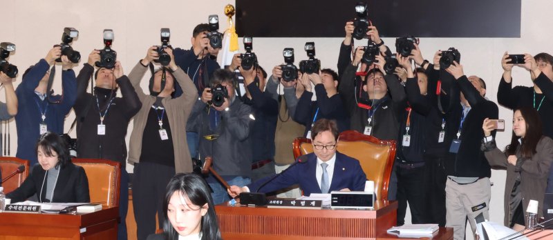 [서울=뉴시스] 조성우 기자 = 24일 오전 서울 여의도 사설 토토서 열린 법제사법위원회 법안심사제1소위원회에서 박범계 위원장이 개의 선언을 하며 의사봉을 두드리고 있다. 2025.02.24. xconfind@newsis.com