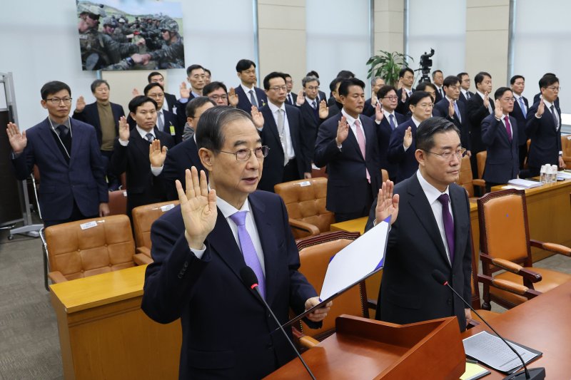 [서울=뉴시스] 권창회 기자 = 한덕수 국무총리를 비롯한 증인들이 25일 서울 여의도 사설 토토서 열린 윤석열 정부의 비상계엄 선포를 통한 내란혐의 진상규명 국정조사 특별위원회 전체회의 청문회에서 증인선서를 하고 있다. 2025.02.25. kch0523@newsis.com