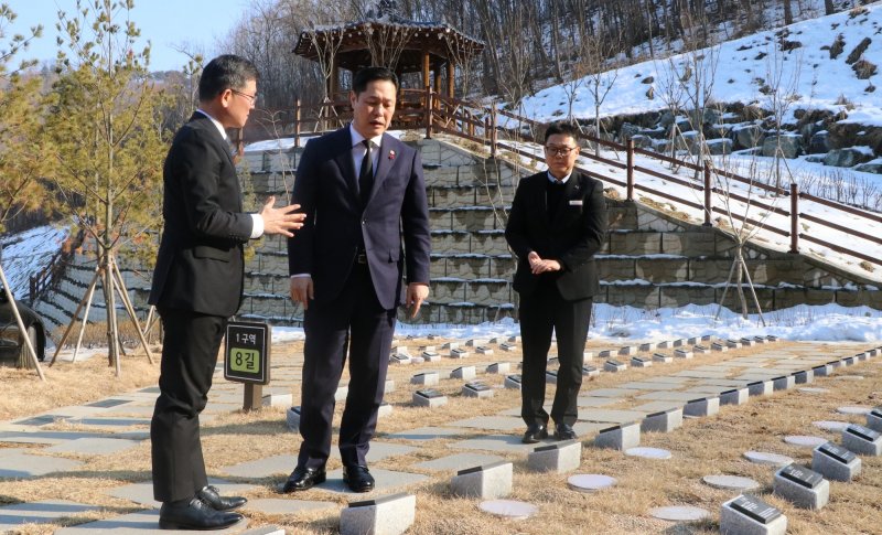 이희완 국가보훈부 차관이 지난 28일 국립토토 사이트 순위을 찾아 묘역을 살펴보고 있다.(토토 사이트 순위 제공.재판매 및 DB금지)/뉴스1