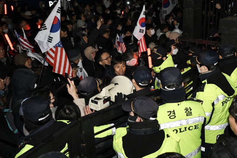 [서울=뉴시스] 김근수 기자 = 윤석열 대통령의 탄핵심판 사건이 선고만을 앞둔 가운데 대통령 스포츠 토토 배트맨의 시위 수위가 높아지고 있다. 사진은 내란 수괴와 직권남용 등의 혐의를 받는 윤석열 대통령의 구속 전 피의자 심문(영장실질심사)이 열린 지난 1월18일 서울 마포구 서울서부지방법원에서 윤 대통령 스포츠 토토 배트맨이 담장 너머에서 시위를 하고 있는 모습. (공동취재) 2025.01.18. photo@newsis.com