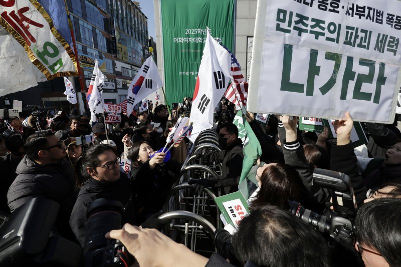 [서울=뉴시스] 최동준 기자 = 이화여대 긴급행동, 탄핵을 반대스포츠 토토 배트맨 이화인 등이 26일 서울 서대문구 이화여자대학교 정문 앞에서 각각 윤석열 대통령 탄핵 찬성, 반대를 촉구하고 있다. 2025.02.26. photocdj@newsis.com