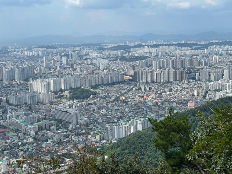 무등산에서 바라본 광주 아파트 . /뉴스1