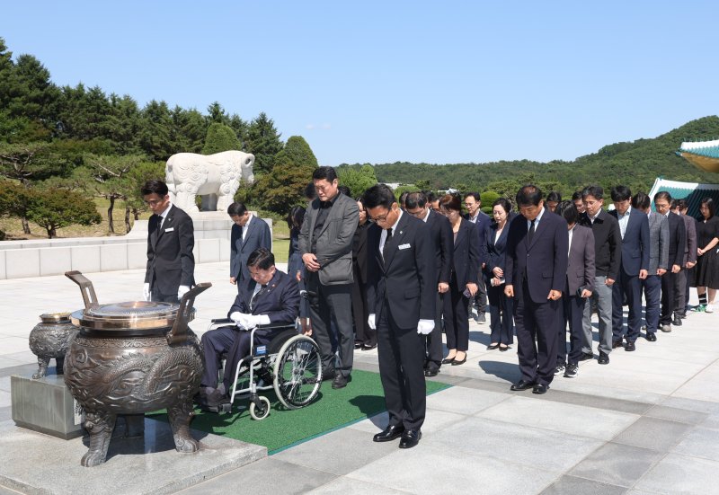 유철환 국민권익위원장이 대전 유성구 국립대전현충원을 찾아 참배한 모습. (국민권익위원회 제공) 2024.6.4/토토 사이트 추천1