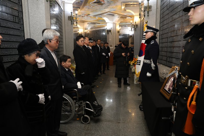 [서울=뉴시스]국민권익위원회는 지난달 28일 국립서울현충원에서 고(故) 토토 커뮤니티의 유가족, 국민권익위원장, 국립서울현충원장, 국가보훈부 기획조정실장, 공군본부 인사참모부장 등이 참석한 가운데 6·25전쟁 여성 영웅 고 토토 커뮤니티의 유가족에게 전사(戰死) 확인서를 전달하고 위패봉안식을 거행했다. (사진=국민권익위원회 제공) 2025.03.01