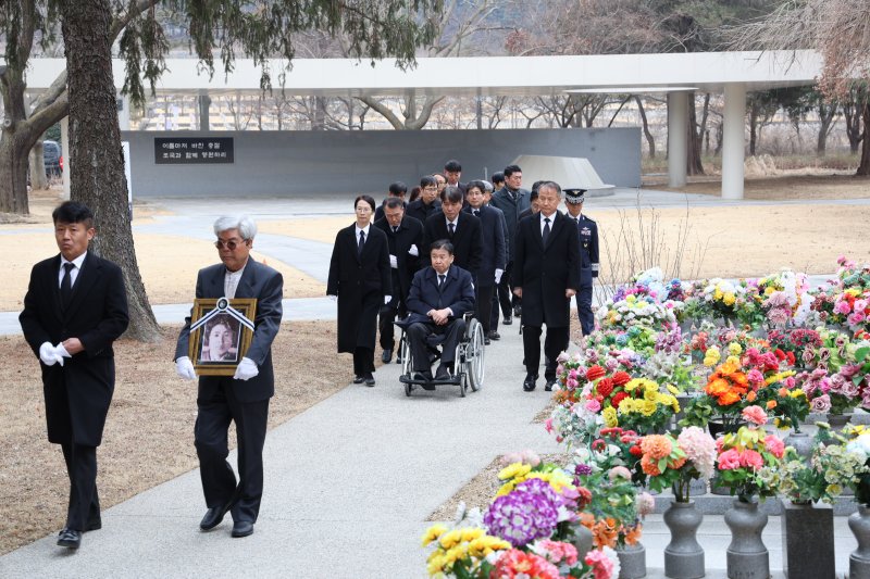 [서울=뉴시스]국민권익위원회는 지난달 28일 국립서울현충원에서 고(故) 토토 커뮤니티의 유가족, 국민권익위원장, 국립서울현충원장, 국가보훈부 기획조정실장, 공군본부 인사참모부장 등이 참석한 가운데 6·25전쟁 여성 영웅 고 토토 커뮤니티의 유가족에게 전사(戰死) 확인서를 전달하고 위패봉안식을 거행했다. (사진=국민권익위원회 제공) 2025.03.01