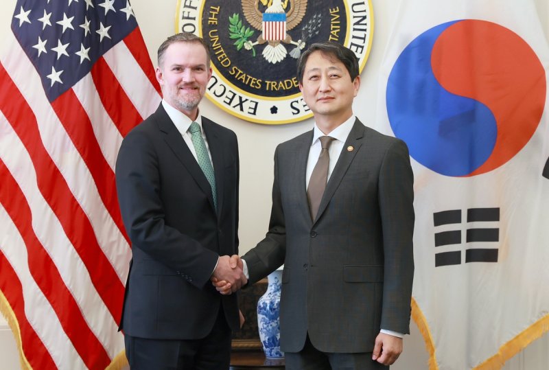 악수 나누는 안덕근 장관과 제이미슨 그리어 미국 무역대표부(USTR) (출처=연합뉴스)