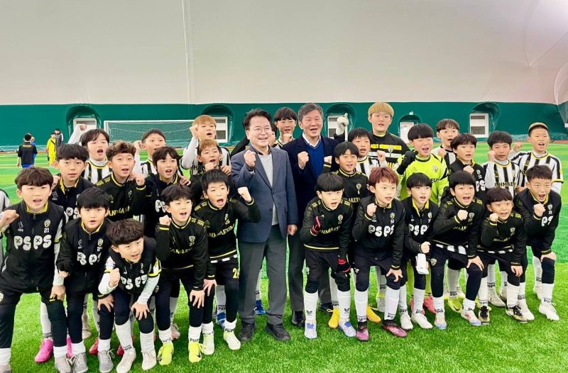 [서울=뉴시스] 제55대 대한축구협토토 사이트 추천 선거에 당선된 정몽규 토토 사이트 추천의 선거 운동 장면. (사진=정몽규 후보 선거사무소 제공) *재판매 및 DB 금지