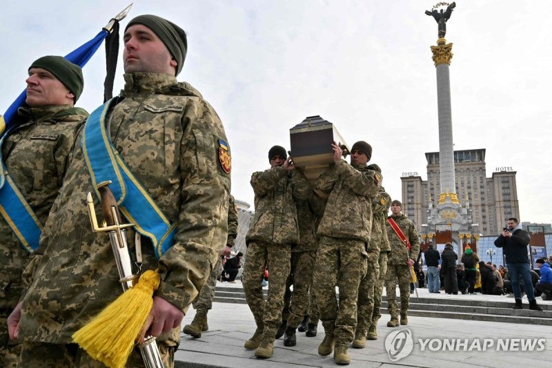 미 퇴역해병의 장례식을 엄수하는 우크라이나군 병사들 (출처=연합뉴스)