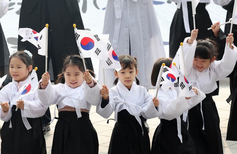 삼일절을 사흘 앞둔 26일 광주 북구청 광장에서 문인 북구청장과 직원, 구청어린이집 원생들이 제106주년 3.토토 핫을 기념하는 대형 태극기 퍼포먼스를 펼치고 있다. (광주 북구 제공.재판매 및 DB금지)2025.2.26/뉴스1 ⓒ News1 박지현 기자