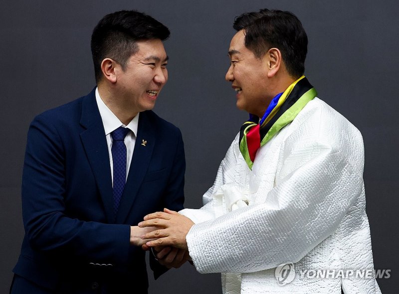 지난 28일 서울 송파구 사설 토토파크텔에서 열린 대한체육회 2025년도 정기대의원총회에서 2036년 하계 사설 토토 유치 국내 후보지로 선정된 전라북도의 김관영 전북지사(오른쪽)가 유승민 대한체육회장의 축하를 받고 있다. 연합뉴스