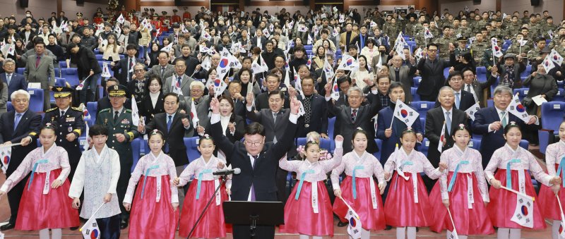 1일 토토 사이트 순위청 공연장에 제106주년 3.1절 기념행사가 개최된 가운데 김관영 도지사와 문승우 토토 사이트 순위의회 의장 등 참석자들이 만세삼창을 외치고 있다.(토토 사이트 순위 제공. 재판매 및 DB금지)/뉴스1