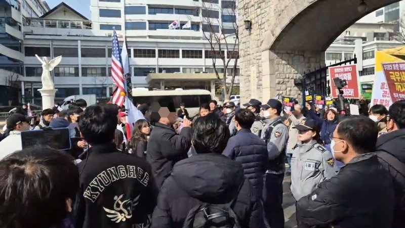 1일 오전 서울 동대문구 경희대학교 정문 앞에서 윤석열 대통령 토토 사이트을 둘러싸고 찬반 집회가 열리고 있다. 2025.3.1/뉴스1 ⓒ News1 박응진 기자