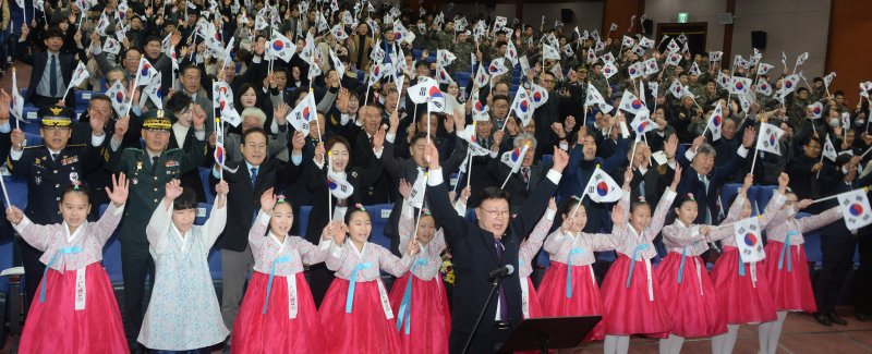 [전주=뉴시스] 김얼 기자 = 문승우 배트맨 토토특별자치도의장을 비롯한 관계자들이 1일 배트맨 토토 전주시 배트맨 토토특별자치도청 공연장에서 열린 '106주년 3·1절기념식'에 만세삼창을 외치고 있다. 2025.03.01. pmkeul@newsis.com