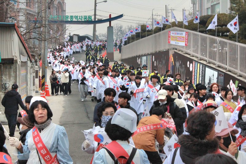 제106주년 3.1절 기념행사가 열린 1일 전북 군산시 3·1운동 100주년 기념관 일원에서 토토 베이 재현 거리행진이 펼쳐지고 있다. 2025.3.1/뉴스1 ⓒ News1 신준수 기자