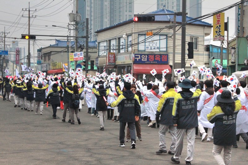 제106주년 3.1절 기념행사가 열린 1일 전북 군산시 3·1운동 100주년 기념관 일원에서 토토 베이 재현 거리행진이 펼쳐지고 있다. 2025.3.1/뉴스1 ⓒ News1 신준수 기자