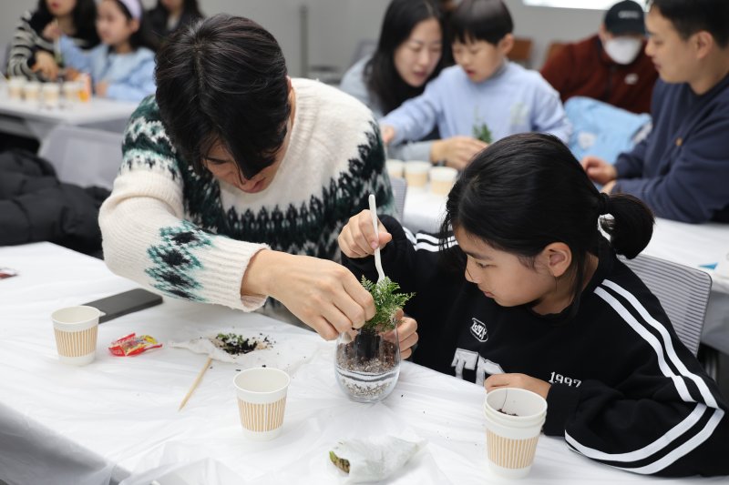 [인천=뉴시스] 공단 토토 사이트 추천 교육 참가자가 테라리움 만들기에 참여하고 있다. (사진=인천환경공단 제공) 2025.03.01. photo@newsis.com *재판매 및 DB 금지