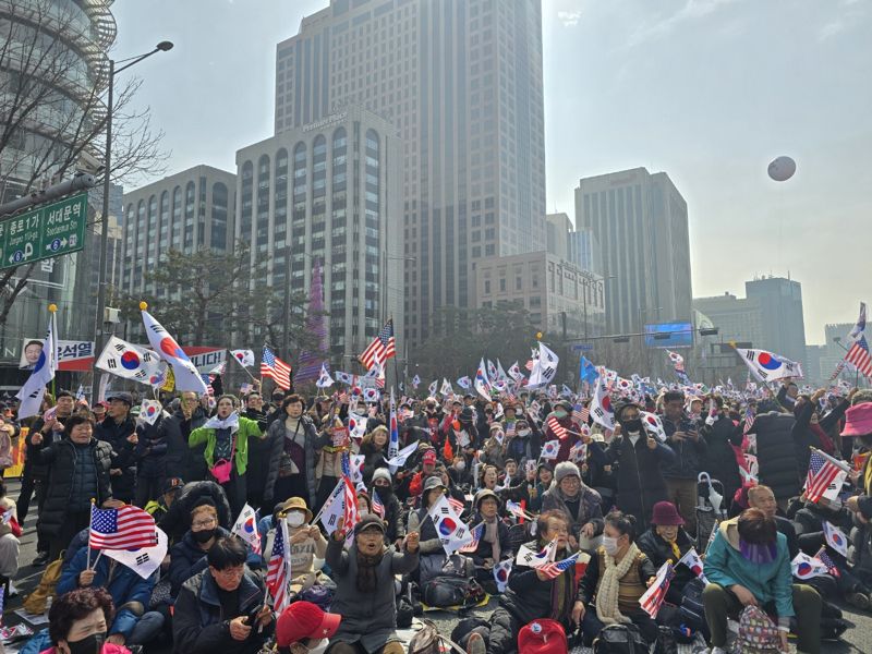 1일 오전 11시30분께 서울 스포츠 토토 배트맨역 인근에 집회 참석자들이 모여 있다. /사진=서지윤 기자