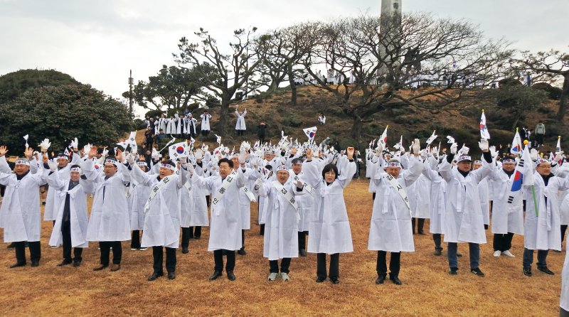 [토토 랜드=뉴시스] 오영재 기자 = 제106주년 3·1절인 1일 오전 토토 랜드시 조천만세동산에서 열린 제30회 조천만세대행진에서 참가자들이 대한독립만세를 외치고 있다. 2025.03.01. oyj4343@newsis.com