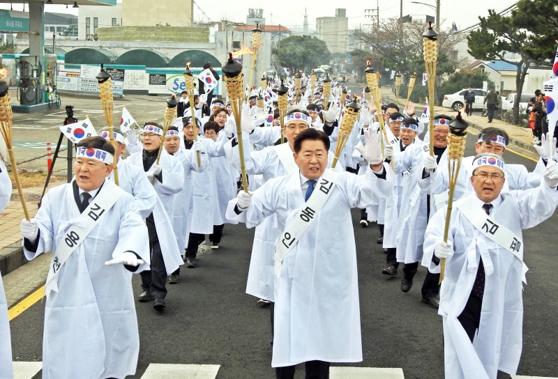 [토토 랜드=뉴시스] 오영재 기자 = (왼쪽부터)김광수 토토 랜드도교육감, 오영훈 토토 랜드지사, 이상봉 토토 랜드도의회 의장이 제106주년 3·1절인 1일 오전 토토 랜드시 조천읍에서 열린 제30회 조천만세대행진에서 행진을 하고 있다. 2025.03.01.