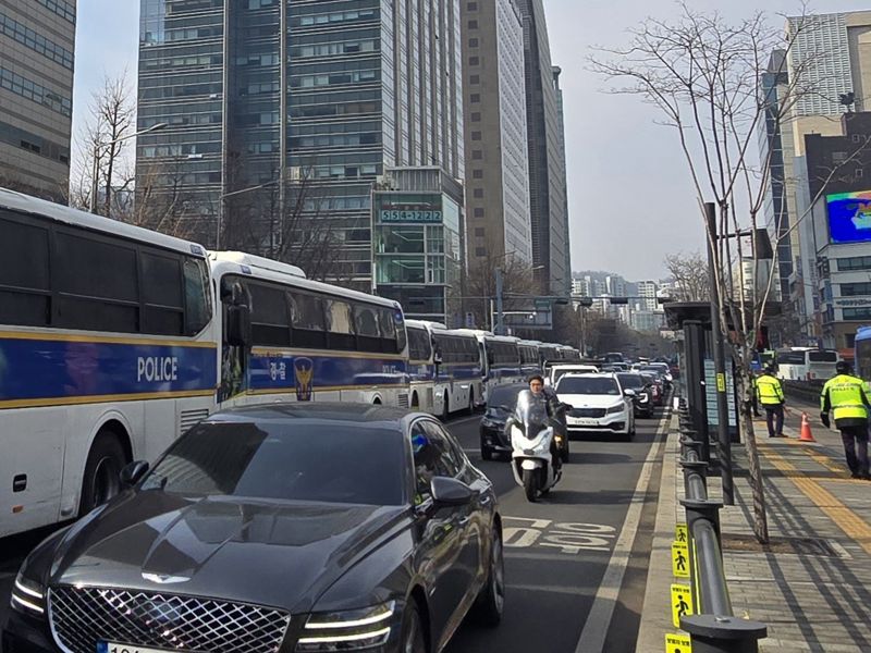 1일 오전 11시30분께 서울 스포츠 토토 배트맨역 인근에 경찰이 차 벽을 설치하고, 버스정류장에 서 있다. /사진=서지윤 기자