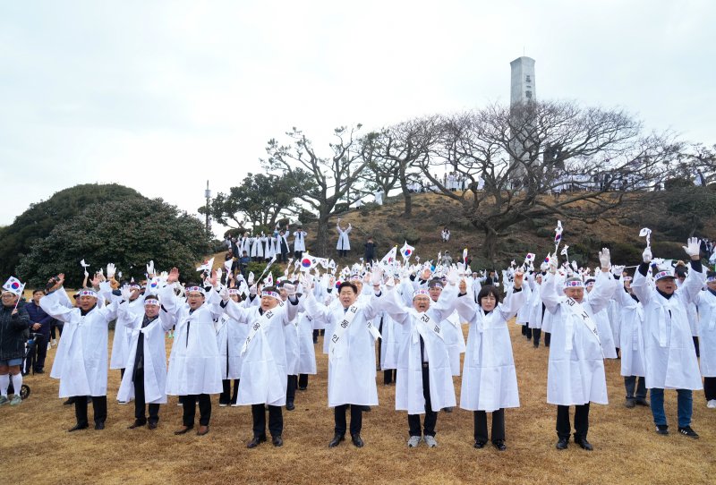 오영훈 토토와 이상봉 도의회의장, 김광수 제주교육감 등 기관단체장과 도민 등 1000여명이 1일 조천만세동산에서 대한독립만세를 외치고 있다./뉴스1