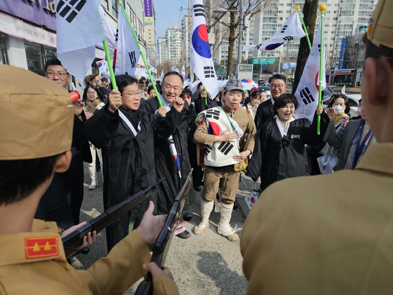 1일 광주 광산구 월곡동에서 열린 106주년 삼일절 및 연해주 스포츠 토토만세운동 행사에 참여한 박병규 광산구청장 등 독립운동가로 분장한 참가자들이 순사복장을 한 이들과 대치하는 모습을 연출하고 있다.2025.3.1./뉴스1 ⓒ News1 서충섭 기자