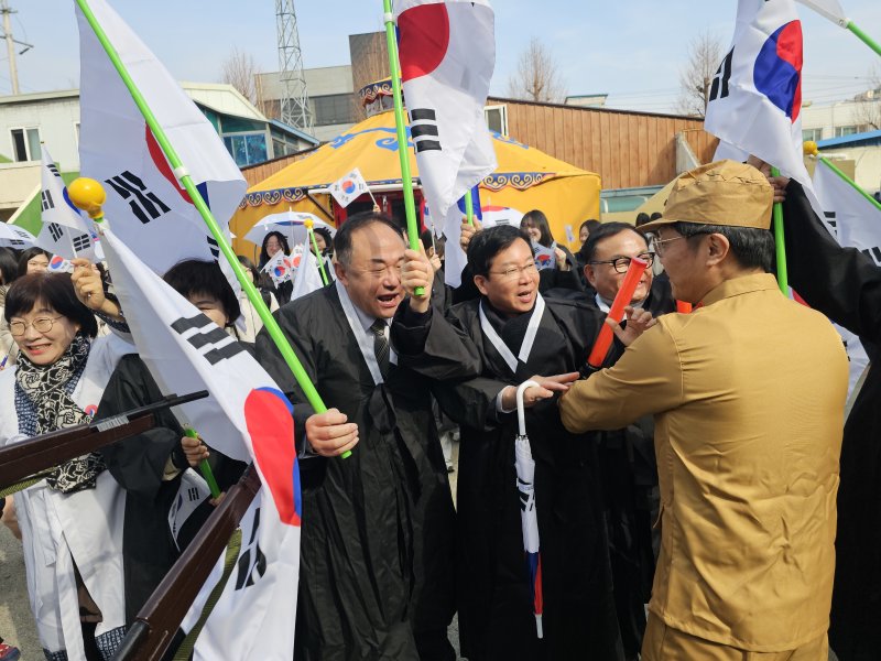 1일 광주 광산구 월곡동에서 열린 106주년 삼일절 및 연해주 스포츠 토토만세운동 행사에 참여한 박병규 광산구청장 등 독립운동가로 분장한 참가자들이 순사복장을 한 이들과 충돌을 연출하고 있다.2025.3.1./뉴스1 ⓒ News1 서충섭 기자