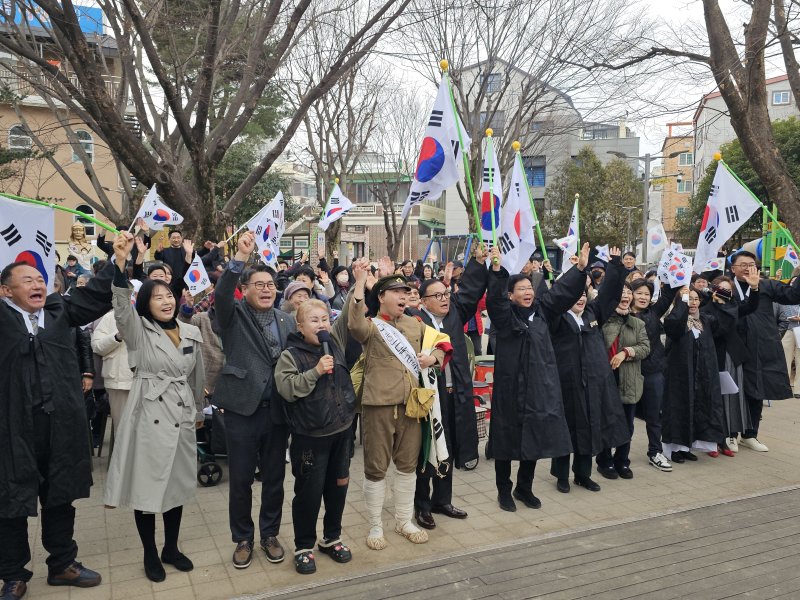 1일 광주 광산구 월곡동에서 열린 106주년 삼일절 및 연해주 스포츠 토토만세운동 행사에서 스포츠 토토과 마을주민 600여명이 만세 삼창을 하고 있다.2025.3.1./뉴스1 ⓒ News1 서충섭 기자