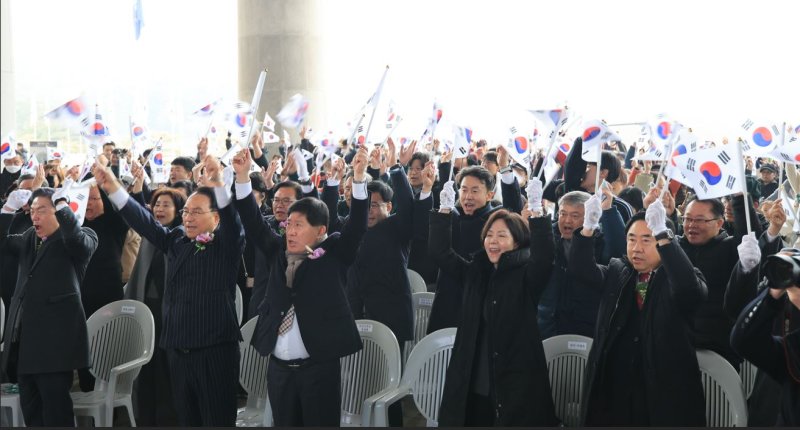 [천안=뉴시스] 박우경 기자= 1일 토토 사이트 순위 겨레의집 앞에서 3.1절 기념식이 열린 가운데 참석자들이 만세 삼창을 외치고 있다. spacedust1@newsis.com 2025.3.1 *재판매 및 DB 금지