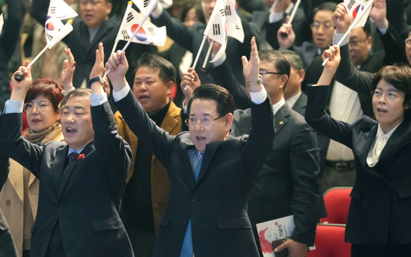 김영록 전라남도지사가 1일 전남도청 김대중강당에서 열린 ‘제106주년 사설 토토 기념식’에서 참석자들과 만세 삼창을 하고 있다.(전남도 제공. 재판매 및 DB금지) 2025.3.1/뉴스1