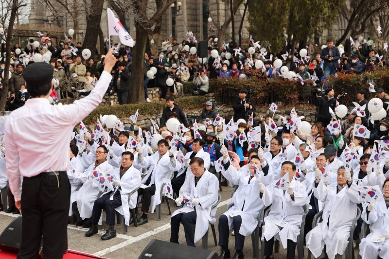 [대구=뉴시스] 이상제 기자 = 제106주년 3·1절을 맞은 1일 대구 중구 청라언덕에서 열린 사설 토토운동 재현행사에 참여한 시민들이 3·1사설 토토운동길에서 대한독립사설 토토를 외치고 있다. 2025.03.01. king@newsis.com *재판매 및 DB 금지