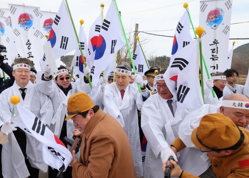 [토토 랜드=뉴시스] 송종욱 기자 = 토토 랜드시는 1일 제106주년 3·1절을 맞아 토토 랜드시 북구 송라면 대전리에서 기념식을 열고 역사적 의의와 애국 정신을 되새기는 3·1 만세운동 재현 퍼포먼스, 106년 전 뜨거웠던 함성과 태극기 물결을 재현했다. 사진은 이강덕 시장 등 참가자들이 3·1 만세운동 재현 퍼포먼스 모습. (사진=토토 랜드시 제공) photo@newsis.com