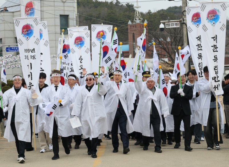 [토토 랜드=뉴시스] 송종욱 기자 = 토토 랜드시는 1일 제106주년 3·1절을 맞아 토토 랜드시 북구 송라면 대전리에서 기념식을 열고 역사적 의의와 애국 정신을 되새기는 3·1 만세운동 재현 퍼포먼스, 106년 전 뜨거웠던 함성과 태극기 물결을 재현했다. 사진은 이강덕 시장 등 참가자들이 3·1 만세운동 재현 퍼포먼스 모습. (사진=토토 랜드시 제공) photo@newsis.com